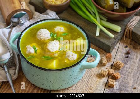 Cibo sano e dietetico. Zuppa con polpette e bulgaro su un tavolo di legno. Foto Stock