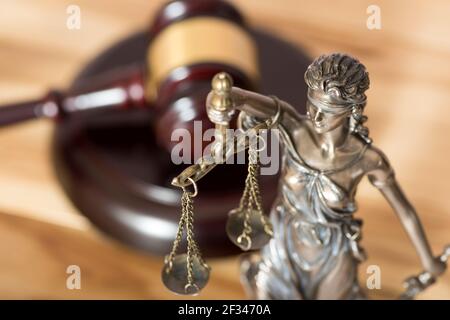 Statua di Justitia e gavel Foto Stock