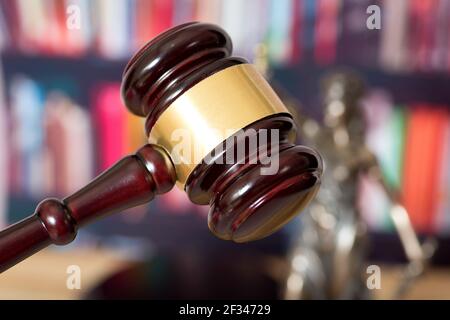 Statua di Justitia e gavel Foto Stock