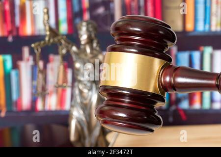 Statua di Justitia e gavel Foto Stock