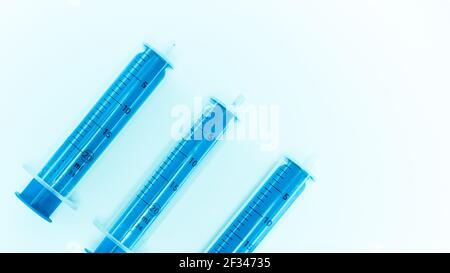 Set con diverse siringhe su sfondo bianco. Foto Stock