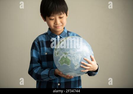 Scuola elementare studente pensare a problemi ambientali Foto Stock