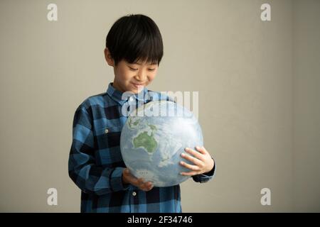 Scuola elementare studente pensare a problemi ambientali Foto Stock