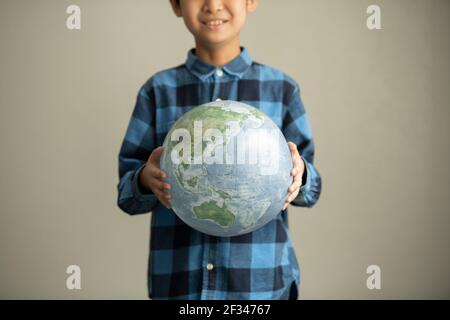 Scuola elementare studente pensare a problemi ambientali Foto Stock