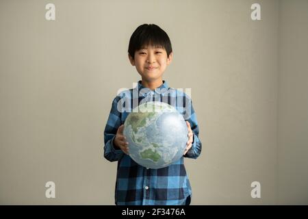 Scuola elementare studente pensare a problemi ambientali Foto Stock