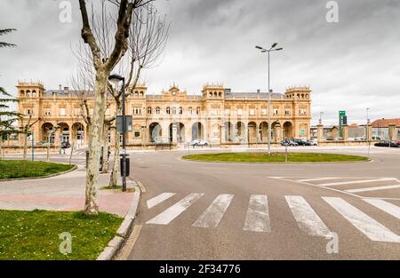 Stazione ferroviaria di Zamora, Castilla y León. Zamora, Spagna. Stazione ferroviaria. Modo d'argento. Foto Stock