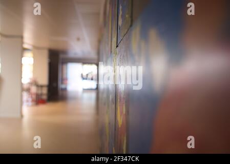 primo piano d'arte sulla parete in un corridoio vuoto della scuola Foto Stock