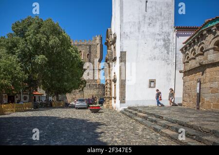 Braganca / Portogallo - 08/01/2020 : Vista esterna sulla Chiesa di Santa Maria o sulla Chiesa di nostra Signora di Sardon facciata e Domus Municipalis, Braganca c Foto Stock