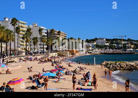 Juan Les Pins, Francia. 3 ottobre 2019. Spiaggia affollata a Juan Les Pins, nel sud della Francia. Crediti: Vuk Valcic / Alamy Foto Stock