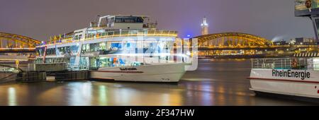 Geografia / viaggio, Germania, Renania Settentrionale-Vestfalia, barca per escursioni, scalo, Riva del fiume Reno, Hohenzollernbruecke (Hohenzo, libertà di Panorama Foto Stock