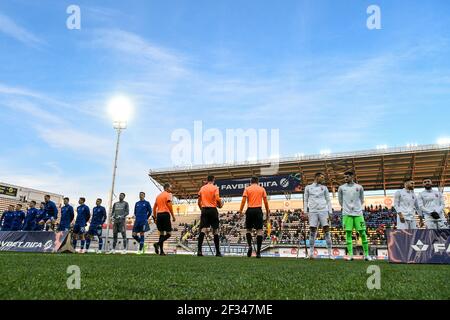 Non esclusivo: ZAPORIZHZHIA, UCRAINA - 14 MARZO 2021 - i giocatori del FC Zorya Luhansk (divisa bianca) e del FC Dynamo Kyiv (divisa blu) sono visti prima del 2020 Foto Stock