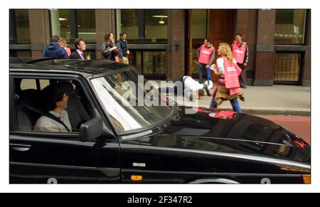 Myles Anderson rotolò un miglio arancione attraverso la città Di Londra in 1 ora e 14 minuti in un Tentativo di entrare nel libro di Guiness dei record che era Raccolta anche di denaro per Action Aid.pic David Sandison 22/3/2002 Foto Stock