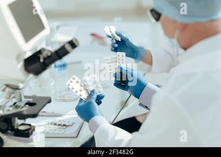 primo piano. gli scienziati stanno testando campioni di nuovi farmaci . Foto Stock