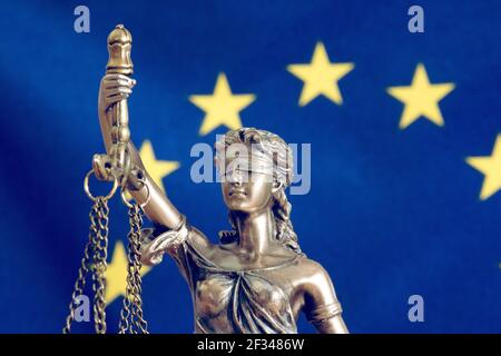 Bandiera dell'UE e statua di Lady Justice Foto Stock