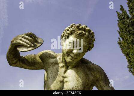 HIGH WYCOMBE, REGNO UNITO - 07 aprile 2018: Una statua di una figura classica nel terreno di Hughenden Manor Foto Stock