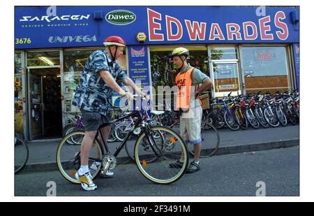 Cole Morton con istruttore di ciclo Steve Wagland (controllare l'ortografia) Fai un giro nel negozio di biciclette di Edwardes in Camberwell Road attraverso Elephant & Castle sul ponte di Waterloo in Soho.Pic David Sandison 13/6/2003 Foto Stock