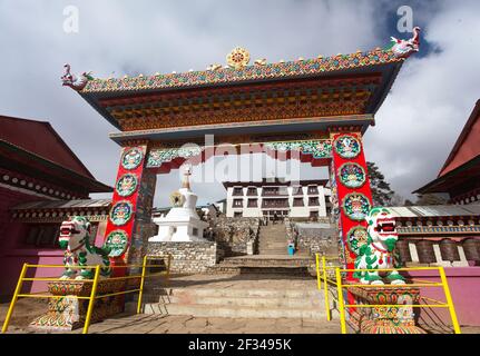Monastero di Tengboche e stupa buddista, il miglior monastero della valle di Khumbu, trekking al campo base Everest, parco nazionale Sagarmatha, Solukhumbu, Nepal bu Foto Stock