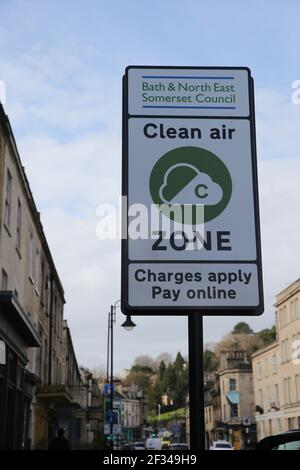 Bath, Regno Unito, 15 marzo 2021. La prima zona di aria pulita (CAZ) del Regno Unito fuori Londra ad abbassare l’inquinamento nocivo e proteggere la salute pubblica inizia oggi. Credit: Gary Learmonth/Alamy Live News Foto Stock