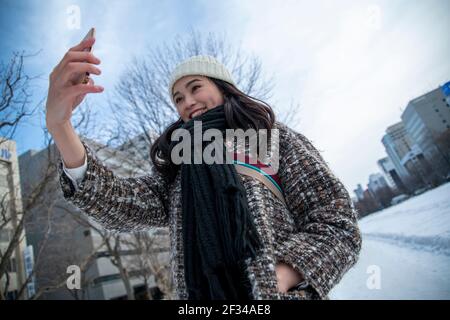 Donna che prende Selfie Foto Stock