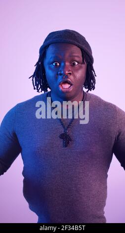 Giovane africano in shock . Foto di alta qualità Foto Stock