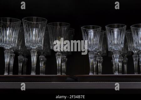 Pulire i bicchieri da vino su un vassoio su sfondo nero Foto Stock