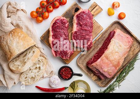 Ingredienti per hamburger alla griglia con carne di manzo marmorizzata, su sfondo bianco, vista dall'alto Foto Stock