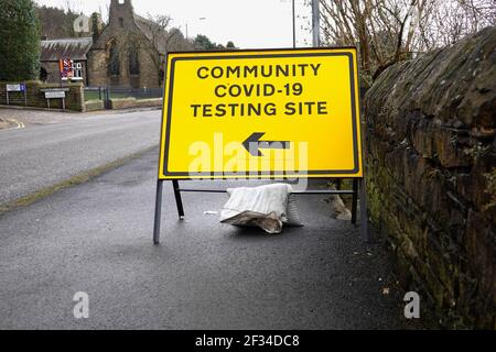 Un cartello che indica la strada per un Covid Testing Center a New Mills, Derbyshire. Foto Stock