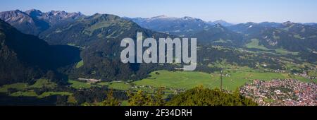 Geografia / viaggio, Austria, Vorarlberg, panorama dal Schattenberg (picco), 1692 m, al Fellhorn (picco), 2038 m, e Soeller, Freedom-of-Panorama Foto Stock