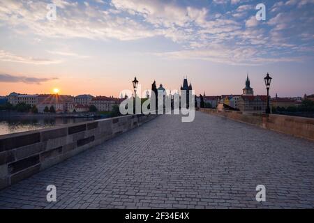 Geografia / viaggio, Czechia, Ponte Carlo con la torre del ponte della città vecchia, patrimonio dell'umanità dell'UNESCO, Praga, Czechia, libertà di panorama Foto Stock