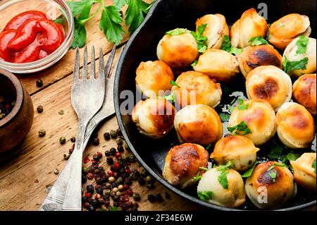 Padella con gustosi pelmeni tostati. Gnocchi fritti Foto Stock