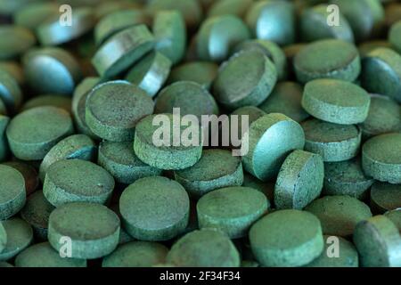 Pila di pillole verdi Spirulina Foto Stock