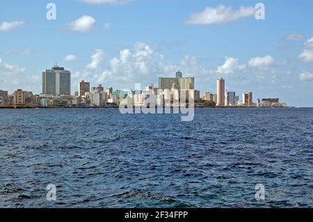 Vista sulla baia di l'Avana che guarda verso il quartiere di Vedado in una giornata di sole. Gli hotel Habana Libre, Capri e Nacional sono di spicco. Foto Stock