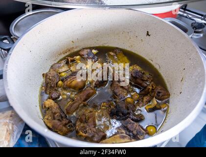 Cibo arabo cucinato in una pentola Foto Stock