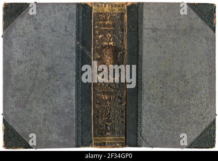Vecchio libro aperto - copertina grigia con dorso in pelle goffrata - circa 1896 - isolato su bianco - perfetto nei dettagli! Foto Stock