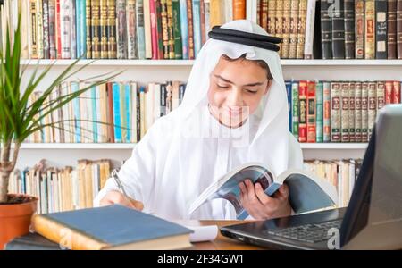 Studente arabo musulmano che studia online Foto Stock