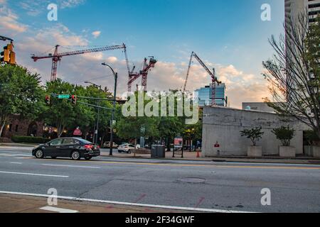 Atlanta, GA USA - 06 14 20: Atlanta centro mattina covid-19 Cranes nel cielo in un cantiere pesante Foto Stock