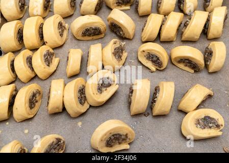 Polpette di lievito crudo appena preparate con funghi all'interno, ricoperte di olio, adagiate su una teglia da forno, vista dall'alto. Foto Stock