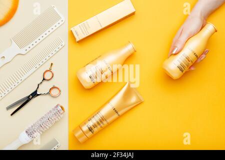 L'oreal professionnel Paris Serie Expert loreal nutriente per capelli prodotti professionali Set forbici pettini utensili per parrucchieri. Shampoo LOREAL in mano Foto Stock