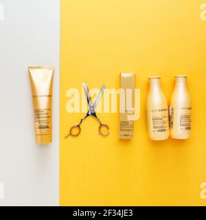 L'oreal professionnel Paris Serie Expert loreal nutriente per capelli prodotti professionali Set forbici per parrucchieri. Shampoo per capelli LOREAL sul colore giallo ba Foto Stock