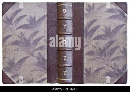 Vecchia copertina aperta del libro con la colonna vertebrale in pelle goffrata massiccia e. carta con fine motivo floreale astratto - isolato su bianco Foto Stock