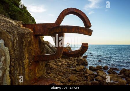 Donostia, Gipuzkoa, Paesi Baschi, Spagna - 12 luglio 2019 : il pettine del vento (Peine del viento/Haizearen orrazia) scultura di Eduardo Chillida Foto Stock