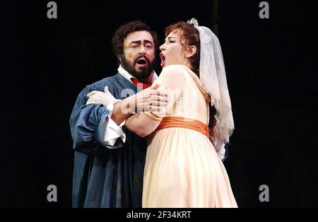 LUCIANO PAVAROTTI COME PITTORE CAVARADOSSI CON CAROL VANESS IN LA PRODUZIONE DELL'OPERA REALE DI TOSCA CHE APRE A COVENT GIARDINO SU VENERDÌ.9 GENNAIO 2001 FOTO ANDY PARADISE Foto Stock