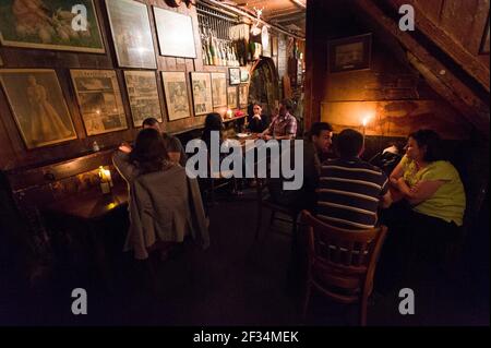 Gordon, conosciuta come la più antica enoteca di Londra, è stata fondata nel 1890 ed è ospitata in camere sotterranee che offrono una delle quintessenziali esperienze londinesi. Gordon's Wine Bar, Villiers Street, Londra, Regno Unito. 29 ago 2011 Foto Stock