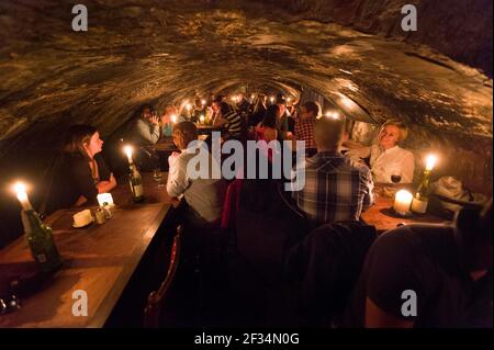 Gordon, conosciuta come la più antica enoteca di Londra, è stata fondata nel 1890 ed è ospitata in camere sotterranee che offrono una delle quintessenziali esperienze londinesi. Gordon's Wine Bar, Villiers Street, Londra, Regno Unito. 29 ago 2011 Foto Stock