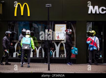 Consegna piloti in attesa al di fuori di McDonald’s a Tooting, South London, in attesa di collezioni alimentari. Dopo l’offerta di McDonald’s consegna via Uber eats dal 15 Foto Stock