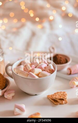 Deliziosa tazza di gustosa bevanda al cacao con fondo bianco di marshmallows. Bevanda da dessert invernale. Foto Stock