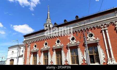 Il terminal ferroviario Kazansky (Kazansky vokzal) è uno dei nove terminal ferroviari di Mosca, Russia. Costruzione dell'edificio moderno secondo la t Foto Stock