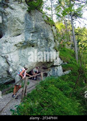 Furth, Austria - 15 luglio 2010: Persone non identificate a piedi attraverso lo Steinwandklamm, una gola con ponti a corda, scale e tavole di legno in basso Foto Stock