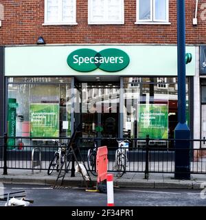 Londra UK, marzo 15 2021, Specsaver Retail Opticians High Street Shop o Store Foto Stock