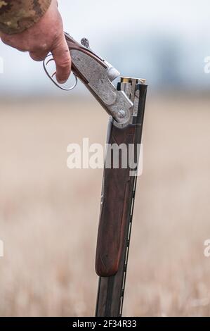 Primo piano di una pistola scaricata gestita da Am uomo adulto durante una giornata di tiro Foto Stock